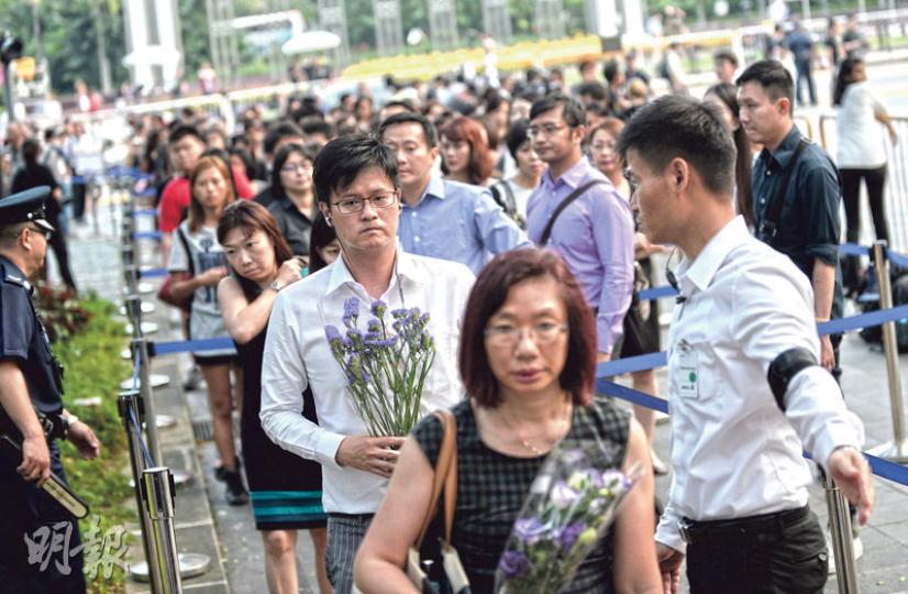 大批新加坡民眾昨到總統府外悼念區獻花,悼念開國總理李光耀。(盧翊銘攝) 大批新加坡民眾昨到總統府外悼念區獻花,悼念開國總理李光耀。(盧翊銘攝)