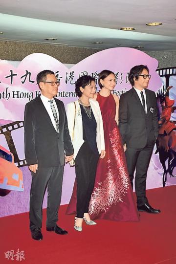 李心潔與老公彭順手拖手讓傳媒拍照,以行動表明感情不變,旁為張艾嘉與老公王靖雄亦手拖手合照。〔王靖雄(左起)、張艾嘉、李心潔、彭順〕(攝影﹕梁迺楠、梁榮達)李心潔穿真空露背長裙現身,全程面帶微笑。(攝影﹕梁迺楠、梁榮達)梁洛施穿上Deep V白色喱士長裙,性感亮相。(攝影﹕梁迺楠、梁榮達) 李心潔與老公彭順手拖手讓傳媒拍照,以行動表明感情不變,旁為張艾嘉與老公王靖雄亦手拖手合照。〔王靖雄(左起)、張艾嘉、李心潔、彭順〕(攝影﹕梁迺楠、梁榮達)李心潔穿真空露背長裙現身,全程面帶微笑。(攝影﹕梁迺楠、梁榮達)梁洛施穿上Deep V白色喱士長裙,性感亮相。(攝影﹕梁迺楠、梁榮達)