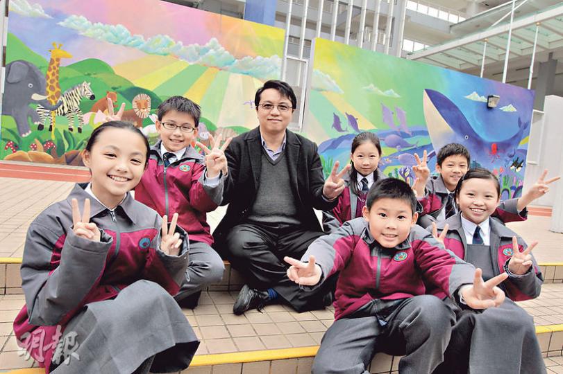 協和大力推廣閱讀及培養學生自學能力,讓學生可以更順利銜接中學課程。(李澤彤攝)學校特意加大圖書館面積,讓學生有更多閱讀空間。(李澤彤攝)色彩繽紛的故事園地,吸引不少學生流連。(李澤彤攝)眾小一生要以普通話上中文課,絲毫不怯場,老師提問時學生都踴躍舉手。(李澤彤攝)學校設有多個樂團,包括管弦樂團及中樂團等,學生可以學習不同樂器。(李澤彤攝)學校設有陶藝課,讓學生可以發揮創意。(李澤彤攝)學生可錄下自己的普通話讀音跟同學互評,一起進步。(李澤彤攝) 協和大力推廣閱讀及培養學生自學能力,讓學生可以更順利銜接中學課程。(李澤彤攝)學校特意加大圖書館面積,讓學生有更多閱讀空間。(李澤彤攝)色彩繽紛的故事園地,吸引不少學生流連。(李澤彤攝)眾小一生要以普通話上中文課,絲毫不怯場,老師提問時學生都踴躍舉手。(李澤彤攝)學校設有多個樂團,包括管弦樂團及中樂團等,學生可以學習不同樂器。(李澤彤攝)學校設有陶藝課,讓學生可以發揮創意。(李澤彤攝)學生可錄下自己的普通話讀音跟同學互評,一起進步。(李澤彤攝)