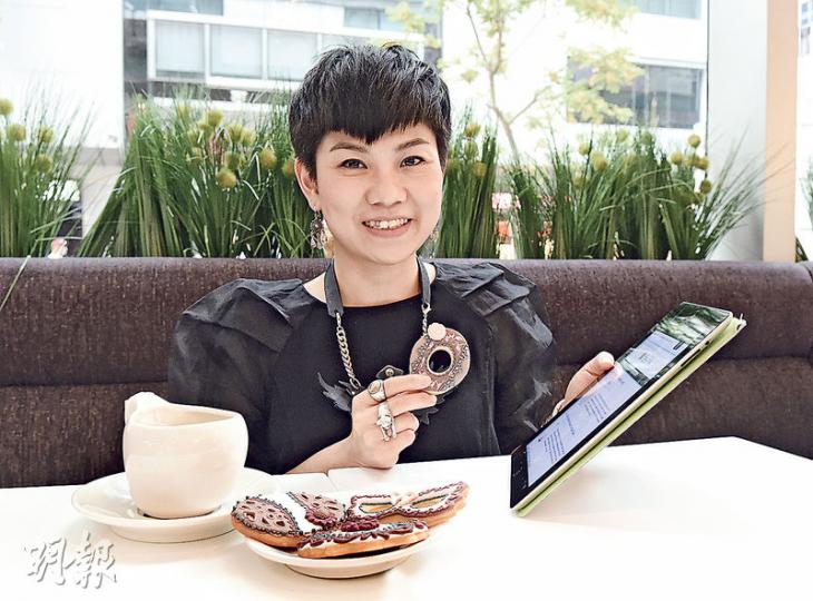 餅藝師Stephanie愛親自製作甜品糕點,最大滿足感來自客人打開盒子時流露出驚喜表情和讚賞。(陳淑安攝)Stephanie將作品上載至Facebook專頁,造型各有特色。(陳淑安攝) 餅藝師Stephanie愛親自製作甜品糕點,最大滿足感來自客人打開盒子時流露出驚喜表情和讚賞。(陳淑安攝)Stephanie將作品上載至Facebook專頁,造型各有特色。(陳淑安攝)