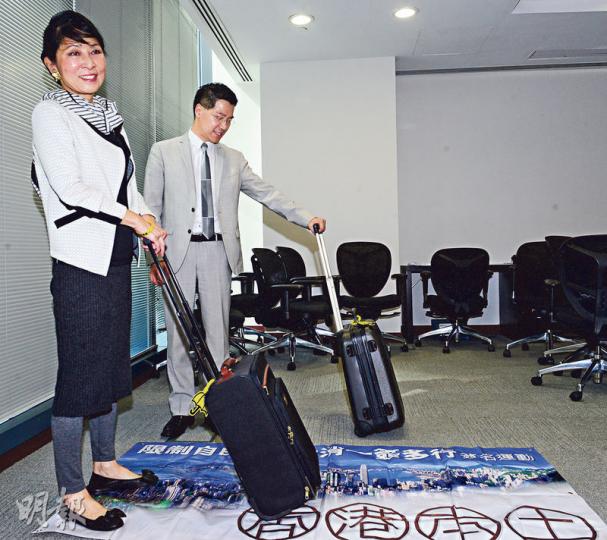 「香港本土」毛孟靜(左)同范國威(右)噚日特意開記招,示範拖篋嘅「行為藝術」。(劉焌陶攝) 「香港本土」毛孟靜(左)同范國威(右)噚日特意開記招,示範拖篋嘅「行為藝術」。(劉焌陶攝)