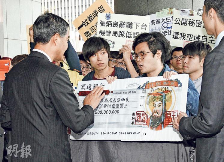 特首梁振英(左)噚日聽咗反對「三跑」人士請願幾句,突然叫對方細聲少少,當對方解釋點解要大聲後,佢即刻掉頭走,冇接到請願信。(李紹昌攝) 特首梁振英(左)噚日聽咗反對「三跑」人士請願幾句,突然叫對方細聲少少,當對方解釋點解要大聲後,佢即刻掉頭走,冇接到請願信。(李紹昌攝)