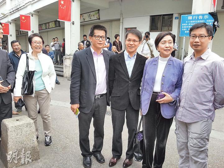 中英街以地下嘅石碑(左下方)分界,掛滿五星旗嗰邊屬於內地。民主黨劉慧卿(右二)噚日去到中英街,隨即同其他議員,例如民建聯陳克勤(右三)喺屬於內地嗰邊影相留念,話唔使回鄉證就返咗大陸。左一為工聯會陳婉嫻。(岑詠欣攝) 中英街以地下嘅石碑(左下方)分界,掛滿五星旗嗰邊屬於內地。民主黨劉慧卿(右二)噚日去到中英街,隨即同其他議員,例如民建聯陳克勤(右三)喺屬於內地嗰邊影相留念,話唔使回鄉證就返咗大陸。左一為工聯會陳婉嫻。(岑詠欣攝)