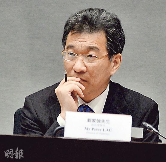 立法會調查高鐵工程延誤的專責委員會昨召開首次研訊,路政署長劉家強(圖)否認署方故意隱瞞高鐵延誤,但他承認對外溝通不夠透明和開放,向公眾致歉。(劉焌陶攝) 立法會調查高鐵工程延誤的專責委員會昨召開首次研訊,路政署長劉家強(圖)否認署方故意隱瞞高鐵延誤,但他承認對外溝通不夠透明和開放,向公眾致歉。(劉焌陶攝)