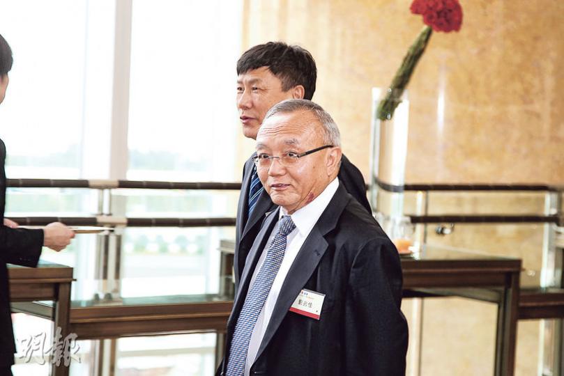 全國港澳研究會副會長劉兆佳(圖)昨日在四季酒店出席「解讀兩會論壇」,與全國人大常委會副秘書長李連寧及全國政協副秘書長張秋儉等同任講者。劉批評香港社會太多本土、港獨意識。(林俊源攝) 全國港澳研究會副會長劉兆佳(圖)昨日在四季酒店出席「解讀兩會論壇」,與全國人大常委會副秘書長李連寧及全國政協副秘書長張秋儉等同任講者。劉批評香港社會太多本土、港獨意識。(林俊源攝)
