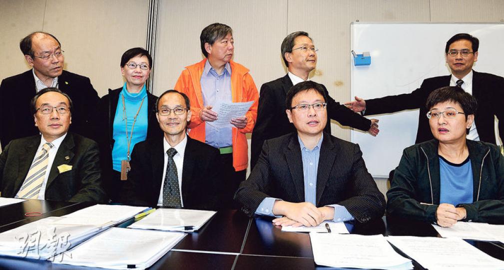 港大民研總監鍾庭耀(前排左二)昨與泛民議員會晤討論舉行政改全民投票的可行性。泛民飯盒會召集人梁家傑(前排左一)明言,如有投票,他們只會「參考」投票結果。鍾庭耀說若沒有議員願受全民投票綑綁,他寧願不辦。(劉焌陶攝) 港大民研總監鍾庭耀(前排左二)昨與泛民議員會晤討論舉行政改全民投票的可行性。泛民飯盒會召集人梁家傑(前排左一)明言,如有投票,他們只會「參考」投票結果。鍾庭耀說若沒有議員願受全民投票綑綁,他寧願不辦。(劉焌陶攝)