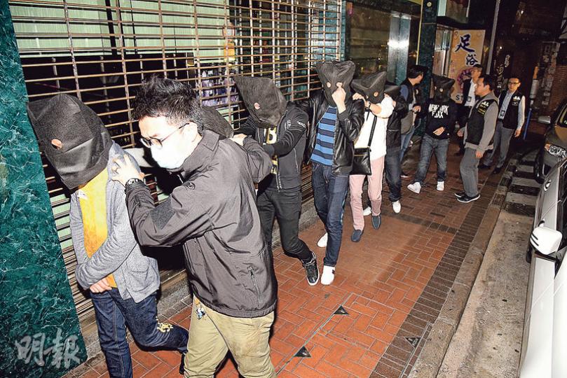 警方昨凌晨在廟街搗破一個同時供應茶水及麵食的非法牌九賭檔,行動中共拘捕26男3女,當中包括有勝和叔父輩人馬。(蔡方山攝) 警方昨凌晨在廟街搗破一個同時供應茶水及麵食的非法牌九賭檔,行動中共拘捕26男3女,當中包括有勝和叔父輩人馬。(蔡方山攝)