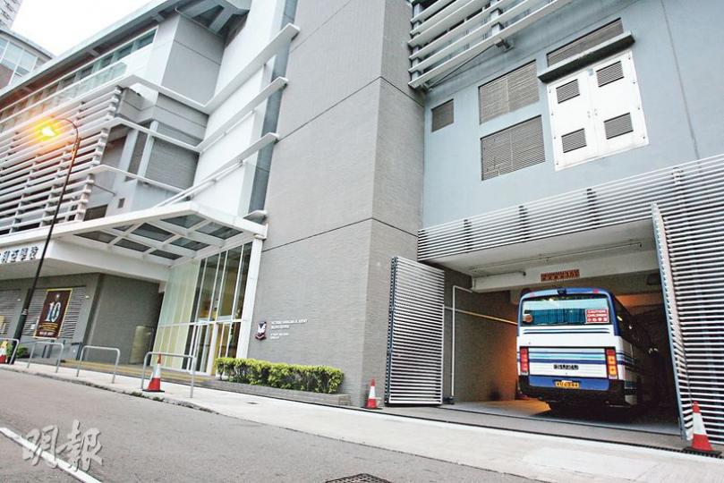 記者見滬江維多利亞學校保安措施嚴密,除家長或傭工須持「接送卡」才能進入學校,校車都在學校範圍內接送學生。(伍浦鋒攝) 記者見滬江維多利亞學校保安措施嚴密,除家長或傭工須持「接送卡」才能進入學校,校車都在學校範圍內接送學生。(伍浦鋒攝)