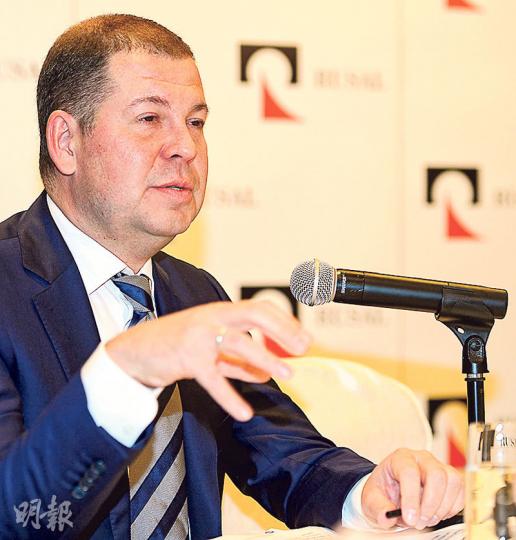 俄鋁策略、業務發展及金融市場部副行政總裁及董事Oleg Mukhamedshin稱,按供求關係來講,看好鋁價在2016年的表現。(劉焌陶攝) 俄鋁策略、業務發展及金融市場部副行政總裁及董事Oleg Mukhamedshin稱,按供求關係來講,看好鋁價在2016年的表現。(劉焌陶攝)
