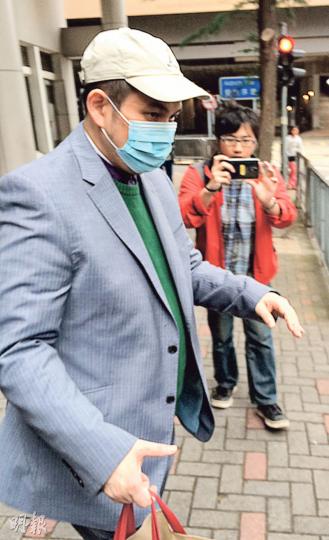 家住半山西摩道、被指兩度虛報炸彈的被告莫子懃(左),昨戴上帽及口罩離開法庭,其間不發一言。(黃建邦攝) 家住半山西摩道、被指兩度虛報炸彈的被告莫子懃(左),昨戴上帽及口罩離開法庭,其間不發一言。(黃建邦攝)