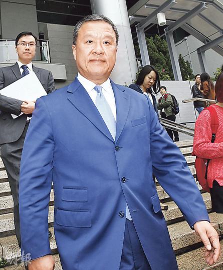張震遠(前)因欠薪被票控,在案件早前數次提訊及預審均未有到庭。白髮比以前多的他昨認罪後被問及梁振英有否為他寫求情信,他做出「封嘴」手勢。(李紹昌攝) 張震遠(前)因欠薪被票控,在案件早前數次提訊及預審均未有到庭。白髮比以前多的他昨認罪後被問及梁振英有否為他寫求情信,他做出「封嘴」手勢。(李紹昌攝)