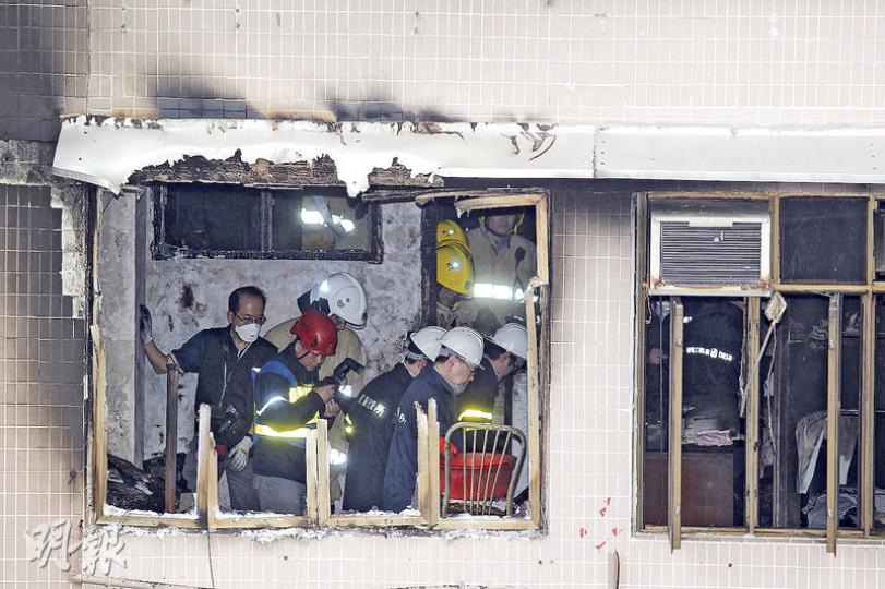 旺角東海大廈發生母子同死奪命火警,消防處人員及政府化驗師進入嚴重燒毁的雜物房調查,其後認為火警有可疑。(郭慶輝攝)探員在起火單位檢走大量證物,當中包括多袋冥鏹衣紙。(林智傑攝) 旺角東海大廈發生母子同死奪命火警,消防處人員及政府化驗師進入嚴重燒毁的雜物房調查,其後認為火警有可疑。(郭慶輝攝)探員在起火單位檢走大量證物,當中包括多袋冥鏹衣紙。(林智傑攝)