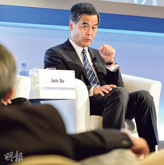 特首梁振英昨日出席瑞信亞洲投資會議論壇時,被問如何處理拉布等問題,他呼籲選民用選票將泛民逐出議會(vote them out),態度較2012年說「大聲呼喝(shout at them)」嚴厲。(葉家豪攝) 特首梁振英昨日出席瑞信亞洲投資會議論壇時,被問如何處理拉布等問題,他呼籲選民用選票將泛民逐出議會(vote them out),態度較2012年說「大聲呼喝(shout at them)」嚴厲。(葉家豪攝)