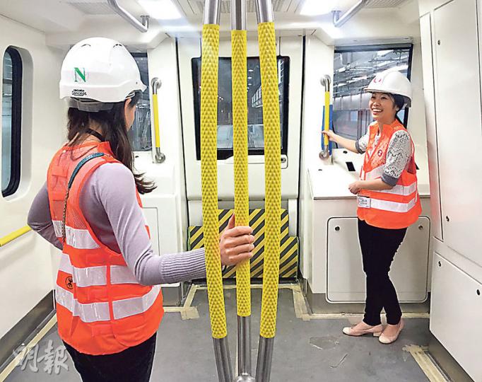 港鐵為南港島線(東段)引入的10輛新列車全數抵港,是港鐵首批不設駕駛艙的全自動系統列車,車廂前後特別設有窗戶可欣賞風景,又首次引入「欖形」扶手。(余俊亮攝) 港鐵為南港島線(東段)引入的10輛新列車全數抵港,是港鐵首批不設駕駛艙的全自動系統列車,車廂前後特別設有窗戶可欣賞風景,又首次引入「欖形」扶手。(余俊亮攝)