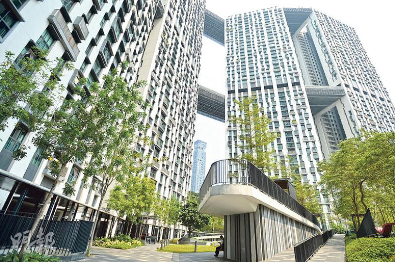 新加坡的豪華版組屋Pinnacle@Duxton,內有馳名的空中花園及相連各座的空中走廊,現時一個約700平方呎的兩房單位,二手價約70多萬坡元(約400萬港元)。(盧翊銘攝)Pinnacle@Duxton的空中花園佔地約1.5萬呎,內有攀石、日光浴等設施,景觀為新加坡市中心金融區景及海景。(盧翊銘攝)手抱孫兒、居於Pinnacle@Duxton的胡女士稱,新加坡的組屋近年已升值甚多。不過,提到香港樓價,她就笑言,「我們不跟香港比,香港是貴得很離譜啦。」(盧翊銘攝) 新加坡的豪華版組屋Pinnacle@Duxton,內有馳名的空中花園及相連各座的空中走廊,現時一個約700平方呎的兩房單位,二手價約70多萬坡元(約400萬港元)。(盧翊銘攝)Pinnacle@Duxton的空中花園佔地約1.5萬呎,內有攀石、日光浴等設施,景觀為新加坡市中心金融區景及海景。(盧翊銘攝)手抱孫兒、居於Pinnacle@Duxton的胡女士稱,新加坡的組屋近年已升值甚多。不過,提到香港樓價,她就笑言,「我們不跟香港比,香港是貴得很離譜啦。」(盧翊銘攝)