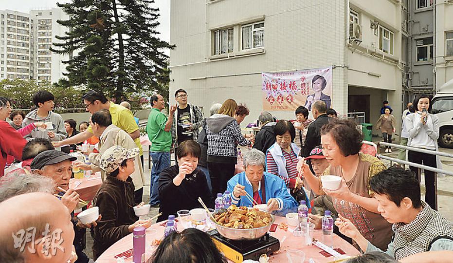 東區區議員李進秋(圖右持咪者)在柴灣山翠苑平台筵開12席盆菜宴,被居民投訴有違反公契之嫌,李表示已向食環署取得牌照, 亦獲業主立案法團主席沈志浩(圖中綠衣者)批准。(余俊亮攝) 東區區議員李進秋(圖右持咪者)在柴灣山翠苑平台筵開12席盆菜宴,被居民投訴有違反公契之嫌,李表示已向食環署取得牌照, 亦獲業主立案法團主席沈志浩(圖中綠衣者)批准。(余俊亮攝)