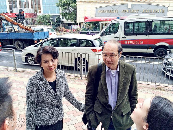拍攝案發經過的退休女廠商楊翠萍(左),昨由丈夫(右)陪同到法庭擔任辯方證人,她表示與被告素不相識,出手幫助被告是因為「路見不平」。(黃建邦攝) 拍攝案發經過的退休女廠商楊翠萍(左),昨由丈夫(右)陪同到法庭擔任辯方證人,她表示與被告素不相識,出手幫助被告是因為「路見不平」。(黃建邦攝)