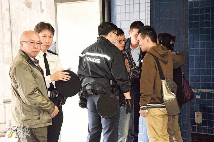 墮軌死者的親友昨午到大圍站認屍,其中死者胞兄(左一)表示,希望慘劇後,政府能研究安樂死合法化。 (鍾炳然攝) 墮軌死者的親友昨午到大圍站認屍,其中死者胞兄(左一)表示,希望慘劇後,政府能研究安樂死合法化。 (鍾炳然攝)