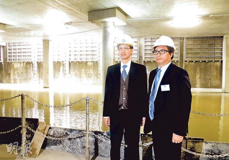 跑馬地馬場地底嘅蓄洪池,第一期將於日內啟用,署方噚日特登利用地下水示範畀傳媒睇,第日雨水會點樣好似瀑布咁流入蓄洪池暫存,仲好cute咁放咗啲黃色鴨仔喺水入面。左係渠務署長鍾錦華,右為總工程師陸偉雄。(陳倢朗攝) 跑馬地馬場地底嘅蓄洪池,第一期將於日內啟用,署方噚日特登利用地下水示範畀傳媒睇,第日雨水會點樣好似瀑布咁流入蓄洪池暫存,仲好cute咁放咗啲黃色鴨仔喺水入面。左係渠務署長鍾錦華,右為總工程師陸偉雄。(陳倢朗攝)