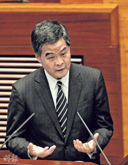 梁振英指任何地方按其憲法落實的普選都是真普選,即使被質疑緬甸、朝鮮、中共是否有真普選,亦以同樣說法回應。(李紹昌攝)多名民主派昨日在立法會議事廳外向特首梁振英下「戰書」,要求對方與泛民就政改辯論。(周智堅攝) 梁振英指任何地方按其憲法落實的普選都是真普選,即使被質疑緬甸、朝鮮、中共是否有真普選,亦以同樣說法回應。(李紹昌攝)多名民主派昨日在立法會議事廳外向特首梁振英下「戰書」,要求對方與泛民就政改辯論。(周智堅攝)