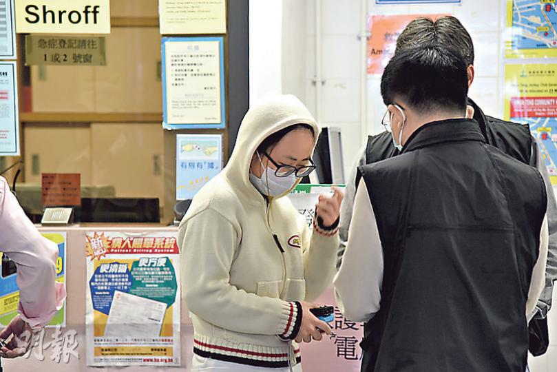 男死者林丁財送院搶救後證實不治,其女兒(白衣者)在醫院協助探員調查。(蔡方山攝)仵工把男死者遺體舁送殮房,警方今天安排剖屍檢驗,以確定其死因。(曾映妹攝) 男死者林丁財送院搶救後證實不治,其女兒(白衣者)在醫院協助探員調查。(蔡方山攝)仵工把男死者遺體舁送殮房,警方今天安排剖屍檢驗,以確定其死因。(曾映妹攝)