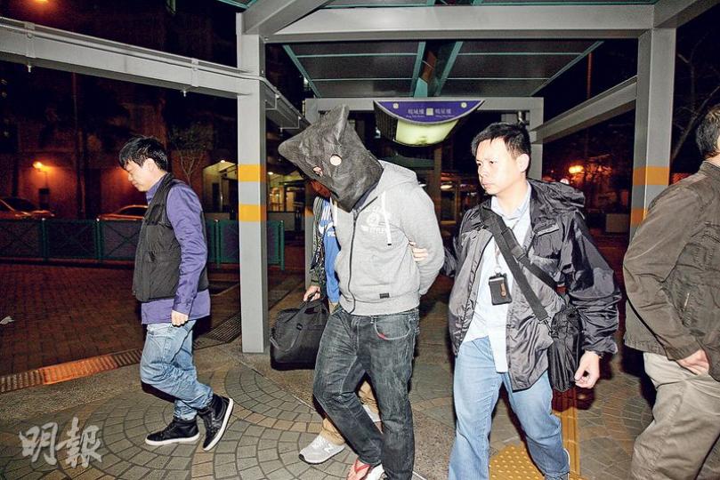 警方在將軍澳拘捕3名有黑社會背景的青年,他們涉嫌向打麻將的住戶勒索保護費,其中一名被捕青年前晚被探員押返將軍澳健明邨調查。(伍浦鋒攝) 警方在將軍澳拘捕3名有黑社會背景的青年,他們涉嫌向打麻將的住戶勒索保護費,其中一名被捕青年前晚被探員押返將軍澳健明邨調查。(伍浦鋒攝)