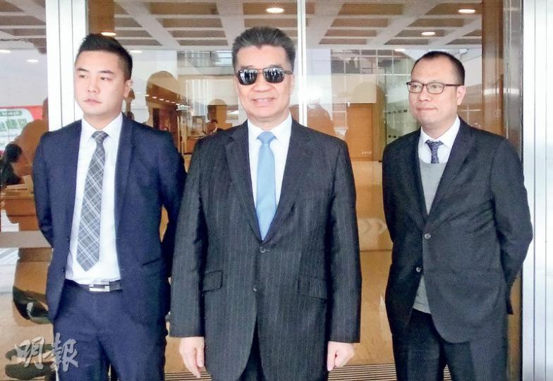 全國政協前委員劉夢熊(中)被控兩項串謀他人詐騙聯交所和東方明珠石油有限公司,以及一項洗黑錢罪。(張梓鈴攝) 全國政協前委員劉夢熊(中)被控兩項串謀他人詐騙聯交所和東方明珠石油有限公司,以及一項洗黑錢罪。(張梓鈴攝)