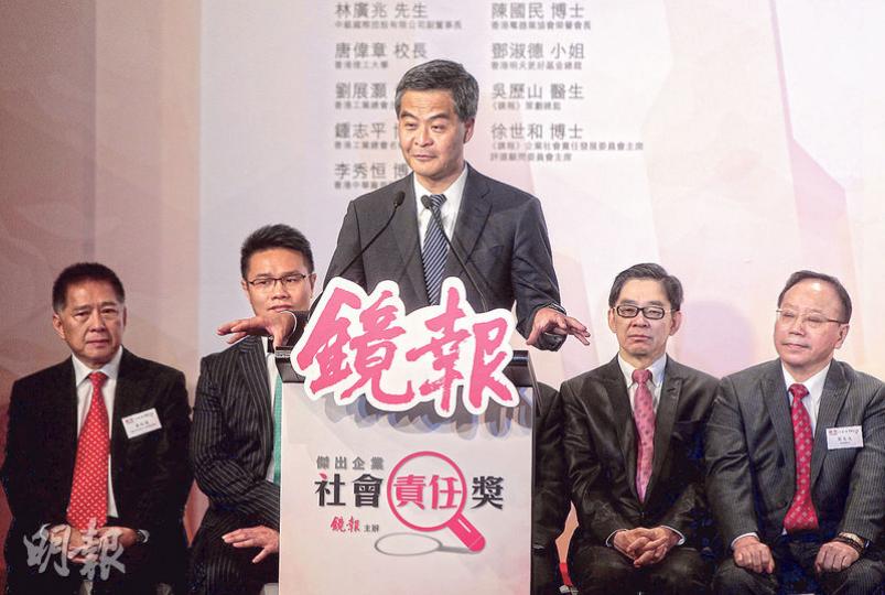 特首梁振英稱將在博鰲年會上跟進亞投行籌組情况。圖為他昨赴海南前出席「傑出企業社會責任獎」頒獎禮。(李澤彤攝) 特首梁振英稱將在博鰲年會上跟進亞投行籌組情况。圖為他昨赴海南前出席「傑出企業社會責任獎」頒獎禮。(李澤彤攝)
