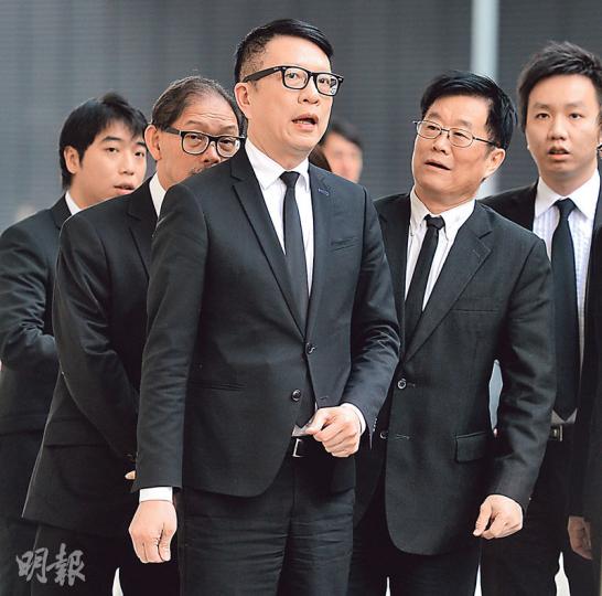 亞視執行董事葉家寶(前中)昨晚出席亞視前老闆邱德根喪禮。葉昨接受電台及亞視新聞部訪問,引述亞視主要投資者王征稱,亞視本月底不會關閉,又指近日再有新投資者表示願深入研究買亞視股權。(劉焌陶攝) 亞視執行董事葉家寶(前中)昨晚出席亞視前老闆邱德根喪禮。葉昨接受電台及亞視新聞部訪問,引述亞視主要投資者王征稱,亞視本月底不會關閉,又指近日再有新投資者表示願深入研究買亞視股權。(劉焌陶攝)