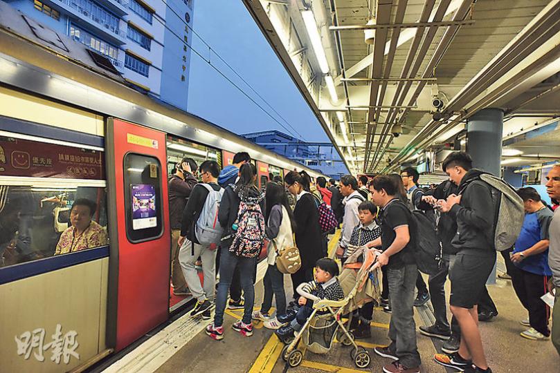 按統計處昨日公布最新數據,按可加可減機制,港鐵今年可加價4.3%,6月生效,是港鐵連續第6年按機制加價。(陳淑安攝) 按統計處昨日公布最新數據,按可加可減機制,港鐵今年可加價4.3%,6月生效,是港鐵連續第6年按機制加價。(陳淑安攝)