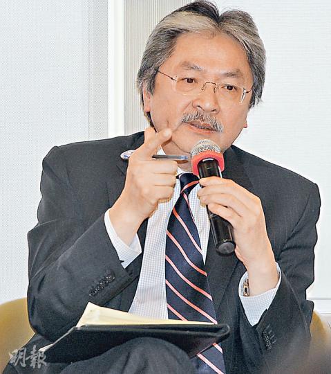 財政司長曾俊華昨日於專業聯盟午餐會上,以「教劍擊」為例,指高水平的劍擊隊伍需要技術、體能和心理質素,而香港需要提升產業的競爭力,減少土地和人力供應樽頸限制,與摒棄「零和」的對抗心態,才有利香港經濟發展。(李紹昌攝) 財政司長曾俊華昨日於專業聯盟午餐會上,以「教劍擊」為例,指高水平的劍擊隊伍需要技術、體能和心理質素,而香港需要提升產業的競爭力,減少土地和人力供應樽頸限制,與摒棄「零和」的對抗心態,才有利香港經濟發展。(李紹昌攝)