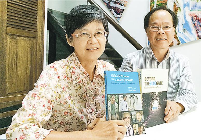 曾被新加坡當局未經審訊被囚的政治犯張素蘭(左),曾經出版回憶錄《Beyond the Blue Gate》及編輯另一本書《Escape from the Lion's Paw》。她指出,2010年出版回憶錄時,早已做好被捕的準備,包括把所有相關文件及資產收起、叮囑家人別亂開門等。圖右為一起被捕的曾至誠。(張煒明攝) 曾被新加坡當局未經審訊被囚的政治犯張素蘭(左),曾經出版回憶錄《Beyond the Blue Gate》及編輯另一本書《Escape from the Lion's Paw》。她指出,2010年出版回憶錄時,早已做好被捕的準備,包括把所有相關文件及資產收起、叮囑家人別亂開門等。圖右為一起被捕的曾至誠。(張煒明攝)