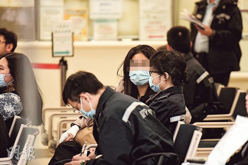 涉案41歲蘇姓媳婦(中)手部受傷,接受敷治後在醫院接受警員問話。(蔡方山攝)八旬老婦不滿菲傭管教孫兒方法,先後和菲傭、兒子及媳婦打架,事後送院檢驗。(蔡方山攝) 涉案41歲蘇姓媳婦(中)手部受傷,接受敷治後在醫院接受警員問話。(蔡方山攝)八旬老婦不滿菲傭管教孫兒方法,先後和菲傭、兒子及媳婦打架,事後送院檢驗。(蔡方山攝)