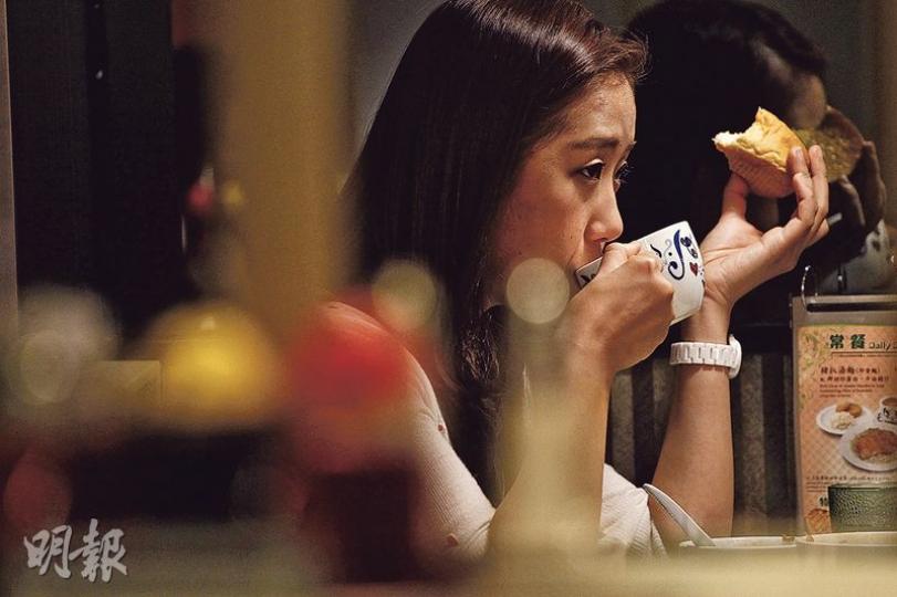 不少食肆為每杯熱飲派兩包糖,若食客盡用,單飲一杯熱飲可能已吞了16克糖,達世衛最新建議上限的七成。營養師提醒市民白糖少落為妙,並建議食肆只派一包糖。(李紹昌攝) 不少食肆為每杯熱飲派兩包糖,若食客盡用,單飲一杯熱飲可能已吞了16克糖,達世衛最新建議上限的七成。營養師提醒市民白糖少落為妙,並建議食肆只派一包糖。(李紹昌攝)