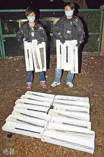 警方在八鄉一村屋搗破黑幫武器庫,檢獲水喉通、伸縮警棍及開山刀等武器。(蔡方山攝) 警方在八鄉一村屋搗破黑幫武器庫,檢獲水喉通、伸縮警棍及開山刀等武器。(蔡方山攝)
