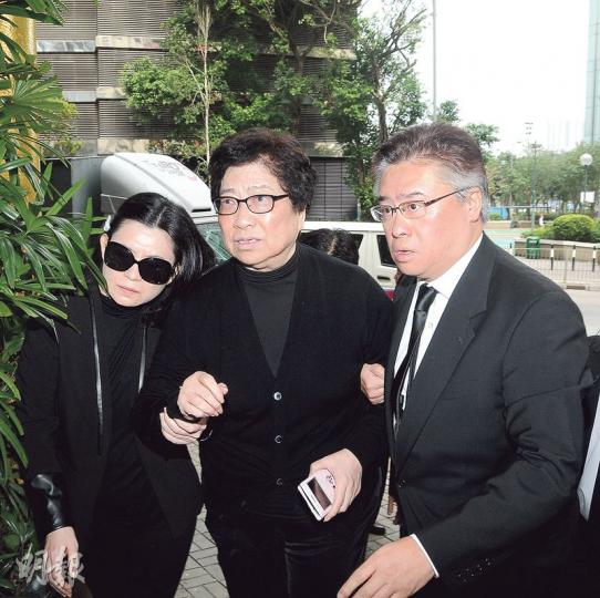邱德根遺孀裘錦蘭(中)痛失共度50年的丈夫,心情悲痛,由邱達成夫婦扶着抵達殯儀館。(攝影:孫華中)邱達昌被問是否亞視的白武士之一時說:「第二日先講。」(攝影:孫華中)李嘉誠與兒子李澤鉅一同拜祭邱德根。(攝影:孫華中)方逸華(中)在樂易玲(左)、李寶安(右)陪同下到殯儀館拜祭邱德根。(攝影:孫華中)黎燕珊難忘邱德根常寫勉勵字句鼓勵她。(攝影:孫華中)林建岳父親林百欣當年曾接手打理亞視,昨日他帶同兒子前來致祭。(攝影:孫華中)何琍琍(右)神情哀傷與兒子趙式慶悼念邱德根。(攝影:孫華中)李治廷陪伴母親 邱德根遺孀裘錦蘭(中)痛失共度50年的丈夫,心情悲痛,由邱達成夫婦扶着抵達殯儀館。(攝影:孫華中)邱達昌被問是否亞視的白武士之一時說:「第二日先講。」(攝影:孫華中)李嘉誠與兒子李澤鉅一同拜祭邱德根。(攝影:孫華中)方逸華(中)在樂易玲(左)、李寶安(右)陪同下到殯儀館拜祭邱德根。(攝影:孫華中)黎燕珊難忘邱德根常寫勉勵字句鼓勵她。(攝影:孫華中)林建岳父親林百欣當年曾接手打理亞視,昨日他帶同兒子前來致祭。(攝影:孫華中)何琍琍(右)神情哀傷與兒子趙式慶悼念邱德根。(攝影:孫華中)李治廷陪伴母親
