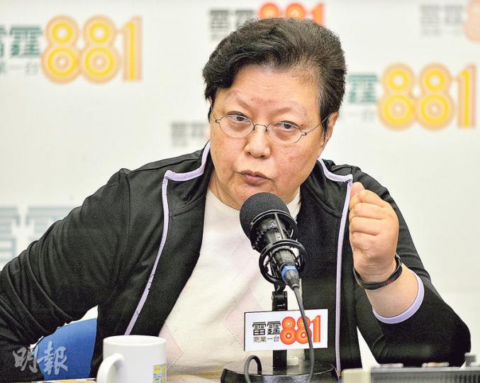 全國人大常委范徐麗泰昨在電台節目中,質疑部分港人以為批評特首梁振英就可以令他下台的想法是「太傻」,因為愈是這樣做,中央就只會愈支持特首,認為此舉只是在幫梁振英。(葉家豪攝) 全國人大常委范徐麗泰昨在電台節目中,質疑部分港人以為批評特首梁振英就可以令他下台的想法是「太傻」,因為愈是這樣做,中央就只會愈支持特首,認為此舉只是在幫梁振英。(葉家豪攝)