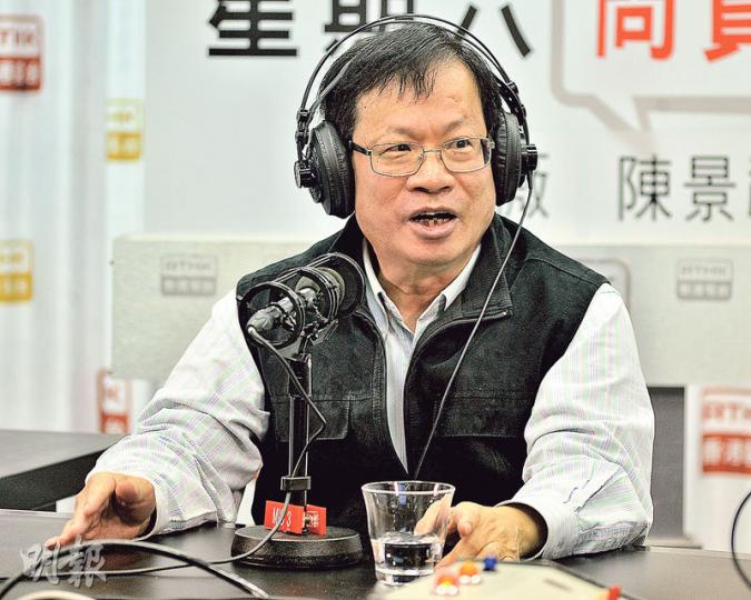 行會成員鄭耀棠贊同由本地或國際權威機構進行政改民調,但批評中大新聞與傳播學院的民調有導向性,又指港大民意研究計劃總監鍾庭耀的民調是「嘥氣」,會令人質疑結果。(葉家豪攝) 行會成員鄭耀棠贊同由本地或國際權威機構進行政改民調,但批評中大新聞與傳播學院的民調有導向性,又指港大民意研究計劃總監鍾庭耀的民調是「嘥氣」,會令人質疑結果。(葉家豪攝)