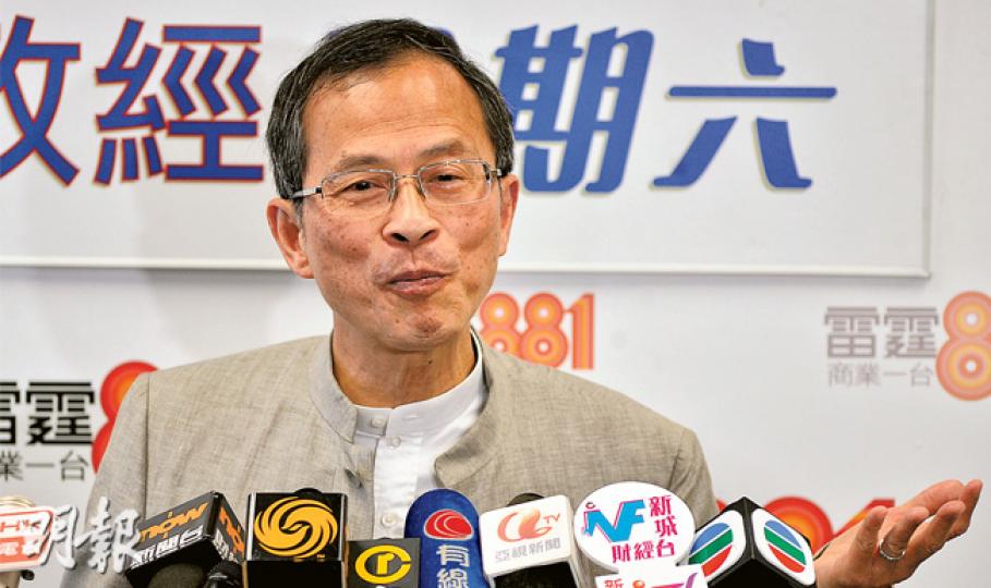 立法會主席曾鈺成昨在商台節目透露,曾就政改問特首梁振英有沒有泛民議員「可嘗試傾」,梁說出多名泛民議員名字,他亦曾經嘗試安排雙方溝通,但最終因為泛民綑綁要求「一齊嚟」、並稱只有「梁振英下台」一個訴求拉倒。他對此慨嘆「人在江湖」,即使有人有心改變政改困局,亦為形勢不容。公民黨湯家驊說,自己沒獲邀亦未聽過泛民議員說過此事,稱梁「如此討厭我們(泛民),我們對他又無好感,就算傾也不找他傾吧」。(葉家豪攝) 立法會主席曾鈺成昨在商台節目透露,曾就政改問特首梁振英有沒有泛民議員「可嘗試傾」,梁說出多名泛民議員名字,他亦曾經嘗試安排雙方溝通,但最終因為泛民綑綁要求「一齊嚟」、並稱只有「梁振英下台」一個訴求拉倒。他對此慨嘆「人在江湖」,即使有人有心改變政改困局,亦為形勢不容。公民黨湯家驊說,自己沒獲邀亦未聽過泛民議員說過此事,稱梁「如此討厭我們(泛民),我們對他又無好感,就算傾也不找他傾吧」。(葉家豪攝)