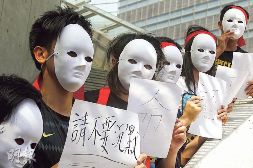 昨日為「佔領行動」半周年,多個團體在昔日的佔領區舉辦活動,九龍東聯校政改關注組共8名中學生,於政總外(佔領時的連儂牆)默站87秒,紀念去年9月28日警方施放87枚催淚彈。(李紹昌攝)「2047香港監察」昨聯同近10個團體於金鐘政總外舉辦「雨傘半年祭」,紀念佔領行動半周年,並於黃昏5時58分與在場逾百市民一同高舉黃傘,代表警方去年施放催淚彈的一刻,並高呼「我要真普選」、「公民抗命」等口號。(李紹昌攝) 昨日為「佔領行動」半周年,多個團體在昔日的佔領區舉辦活動,九龍東聯校政改關注組共8名中學生,於政總外(佔領時的連儂牆)默站87秒,紀念去年9月28日警方施放87枚催淚彈。(李紹昌攝)「2047香港監察」昨聯同近10個團體於金鐘政總外舉辦「雨傘半年祭」,紀念佔領行動半周年,並於黃昏5時58分與在場逾百市民一同高舉黃傘,代表警方去年施放催淚彈的一刻,並高呼「我要真普選」、「公民抗命」等口號。(李紹昌攝)