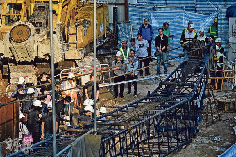 港鐵沙中線慈雲山段地盤昨發生工人遭起重機吊臂壓斃意外,案發後約20名死者親友到現場拜祭(左下)。(葉家豪攝) 港鐵沙中線慈雲山段地盤昨發生工人遭起重機吊臂壓斃意外,案發後約20名死者親友到現場拜祭(左下)。(葉家豪攝)