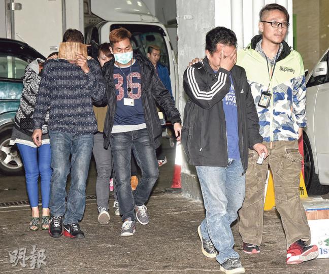 警方在屯門建榮工業大廈一舉搗破3間無牌樓上酒吧,拘捕28人。(蔡方山攝) 警方在屯門建榮工業大廈一舉搗破3間無牌樓上酒吧,拘捕28人。(蔡方山攝)