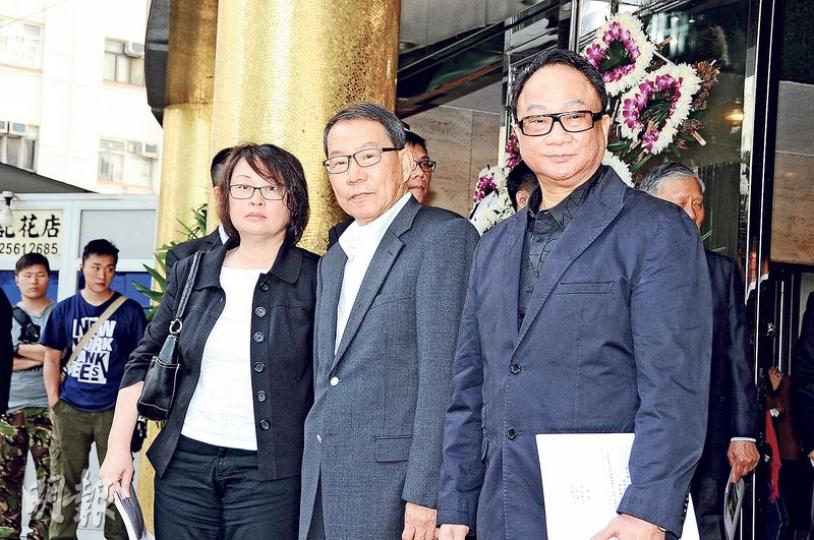 王心慰與丈夫李兆熊、徐小明當年曾為邱德根的亞洲電視製作不少經典劇集。(攝影:鍾偉茵、梁榮達)曾蔭權與太太抵達殯儀館神情肅穆。(攝影:鍾偉茵、梁榮達)特首梁振英身在內地公幹,太太梁唐青儀代表出席邱德根喪禮。(攝影:鍾偉茵、梁榮達)趙世曾在喪禮上為邱德根扶靈。(攝影:鍾偉茵、梁榮達)曾俊華等政商界人士出席邱德根喪禮。(攝影:鍾偉茵、梁榮達)何超瓊獨自前來致祭。(攝影:鍾偉茵、梁榮達)鄺美雲曾在邱德根公司工作,讚邱生是很好的老闆。(攝影:鍾偉茵、梁榮達)徐小鳳拜祭邱德根神情哀傷。(攝影:鍾偉茵、梁榮達 王心慰與丈夫李兆熊、徐小明當年曾為邱德根的亞洲電視製作不少經典劇集。(攝影:鍾偉茵、梁榮達)曾蔭權與太太抵達殯儀館神情肅穆。(攝影:鍾偉茵、梁榮達)特首梁振英身在內地公幹,太太梁唐青儀代表出席邱德根喪禮。(攝影:鍾偉茵、梁榮達)趙世曾在喪禮上為邱德根扶靈。(攝影:鍾偉茵、梁榮達)曾俊華等政商界人士出席邱德根喪禮。(攝影:鍾偉茵、梁榮達)何超瓊獨自前來致祭。(攝影:鍾偉茵、梁榮達)鄺美雲曾在邱德根公司工作,讚邱生是很好的老闆。(攝影:鍾偉茵、梁榮達)徐小鳳拜祭邱德根神情哀傷。(攝影:鍾偉茵、梁榮達