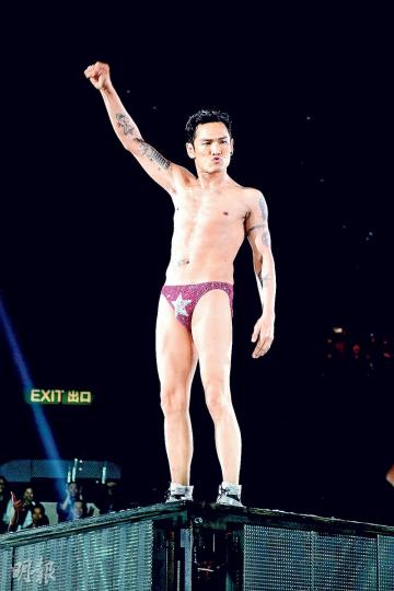在演唱會尾聲時,杜德偉邊唱《脫掉》邊脫衣,掀起全晚高潮。(攝影﹕梁迺楠)杜德偉最後只脫剩三角褲,並轉身一圈,歷時15秒,令全場觀眾情緒高漲。(攝影﹕梁迺楠)有女粉絲飛出紅色Bra,寫上送給Alex,並附有姓名和新加坡字頭的長途電話號碼。(攝影﹕梁迺楠)小豬任嘉賓,與杜德偉邊跳邊合唱《信自己》。(攝影﹕梁迺楠)小豬現身令現場觀眾驚喜,不過唱完一首歌即落台,沒說半句話。(攝影﹕梁迺楠)呂方任表演嘉賓,自爆拒唱《甜蜜十六歲》,因自己年紀不輕,怕唱起來會尷尬。(攝影﹕梁迺楠) 在演唱會尾聲時,杜德偉邊唱《脫掉》邊脫衣,掀起全晚高潮。(攝影﹕梁迺楠)杜德偉最後只脫剩三角褲,並轉身一圈,歷時15秒,令全場觀眾情緒高漲。(攝影﹕梁迺楠)有女粉絲飛出紅色Bra,寫上送給Alex,並附有姓名和新加坡字頭的長途電話號碼。(攝影﹕梁迺楠)小豬任嘉賓,與杜德偉邊跳邊合唱《信自己》。(攝影﹕梁迺楠)小豬現身令現場觀眾驚喜,不過唱完一首歌即落台,沒說半句話。(攝影﹕梁迺楠)呂方任表演嘉賓,自爆拒唱《甜蜜十六歲》,因自己年紀不輕,怕唱起來會尷尬。(攝影﹕梁迺楠)