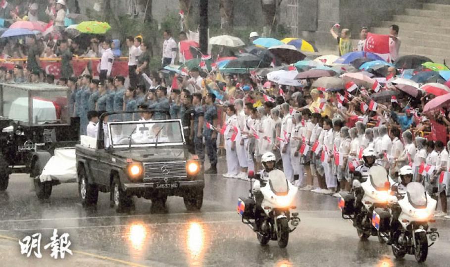 一代巨人新加坡前總理李光耀的靈柩,昨日在暴雨中移送至國立大學文化中心。雨水把地面變成鏡子,映照着新加坡國民的哀傷和眼淚。(盧翊銘攝) 一代巨人新加坡前總理李光耀的靈柩,昨日在暴雨中移送至國立大學文化中心。雨水把地面變成鏡子,映照着新加坡國民的哀傷和眼淚。(盧翊銘攝)