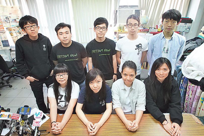 學聯將於後日(4月1日)換屆,一眾候任常委和秘書處人員昨日召開記者會講解來年工作方針。前左起:常委柯凱齡、郭翠瑩、陳瑞玲、黃沅羚。後左起:副秘書長王瀚樑和黃嘉輝、秘書長羅冠聰,以及常委梁曉暘、張崑陽。(林俊源攝) 學聯將於後日(4月1日)換屆,一眾候任常委和秘書處人員昨日召開記者會講解來年工作方針。前左起:常委柯凱齡、郭翠瑩、陳瑞玲、黃沅羚。後左起:副秘書長王瀚樑和黃嘉輝、秘書長羅冠聰,以及常委梁曉暘、張崑陽。(林俊源攝)