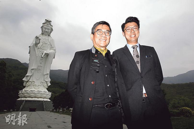 大埔慈山寺下月迎接首批預約參觀的公眾,慈山寺秘書長倪啟瑞(右)說,為保持寺廟可清修,每日預約參觀名額僅400個。身旁建築設計及造像顧問何培斌指背後高76米的青銅觀音像屬全球第二高,樓高逾20層。(郭慶輝攝) 大埔慈山寺下月迎接首批預約參觀的公眾,慈山寺秘書長倪啟瑞(右)說,為保持寺廟可清修,每日預約參觀名額僅400個。身旁建築設計及造像顧問何培斌指背後高76米的青銅觀音像屬全球第二高,樓高逾20層。(郭慶輝攝)
