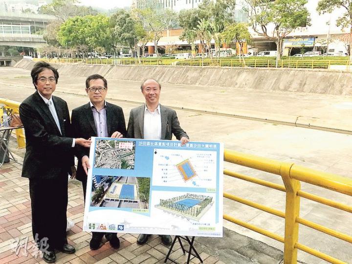 大圍遊樂場及東華三院冼次雲小學對出、即圖中一段大圍明渠,將搭建平台,上設5人足球場。圖左一為土木工程署的黃偉文,右一為沙田區議會主席何厚祥。(陳倢朗攝) 大圍遊樂場及東華三院冼次雲小學對出、即圖中一段大圍明渠,將搭建平台,上設5人足球場。圖左一為土木工程署的黃偉文,右一為沙田區議會主席何厚祥。(陳倢朗攝)