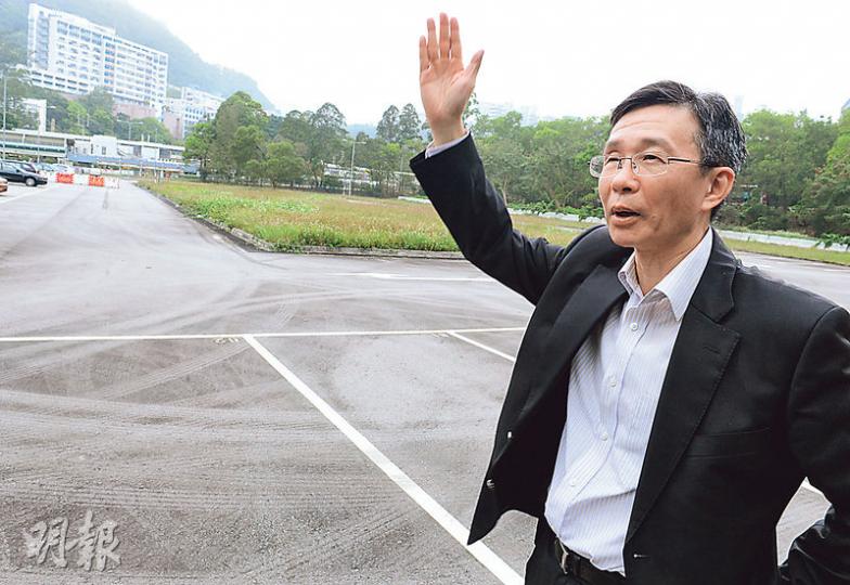 中大醫院執行董事馮康身處的地方,是港鐵大學站旁、擬建中大醫院的空地,最高可建14層,500張病牀中,70%以套餐收費。(劉焌陶攝) 中大醫院執行董事馮康身處的地方,是港鐵大學站旁、擬建中大醫院的空地,最高可建14層,500張病牀中,70%以套餐收費。(劉焌陶攝)