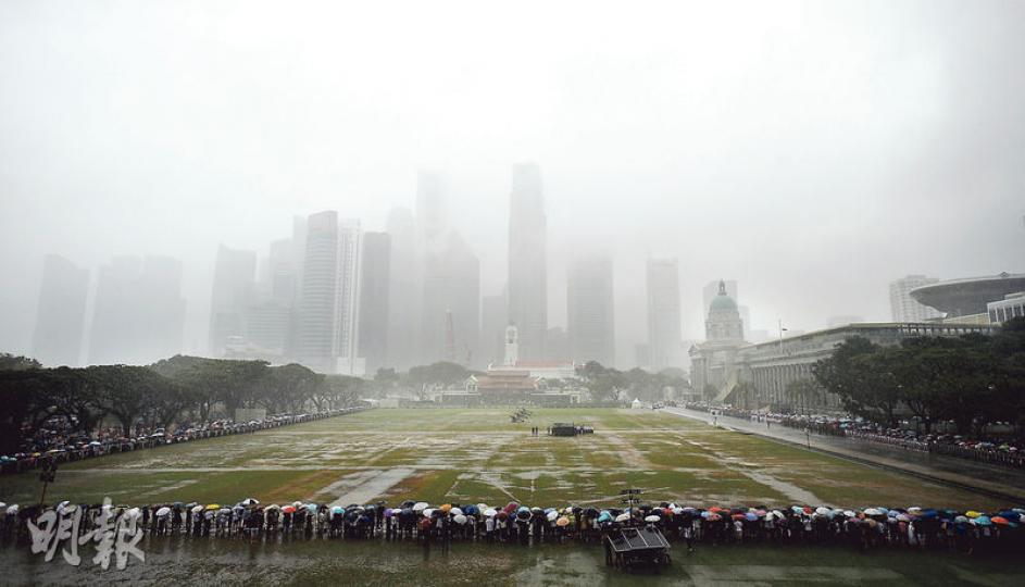 滂沱大雨中,大批新加坡民眾在國會外夾道目送李光耀靈柩運送到國立大學。(盧翊銘攝) 新加坡民眾懷着悲痛心情,在雨水和淚水交融下,送別開國總理李光耀。(盧翊銘攝) 送別李光耀的民眾中,有人呼喊「We are yew-nited」,意為李光耀將新加坡人團結起來。(盧翊銘攝) 在市中心Suntec會議展覽中心外面,不少新加坡市民駐足,透過大熒幕觀看電視直播李光耀靈柩運送。(盧翊銘攝) 滂沱大雨中,大批新加坡民眾在國會外夾道目送李光耀靈柩運送到國立大學。(盧翊銘攝) 新加坡民眾懷着悲痛心情,在雨水和淚水交融下,送別開國總理李光耀。(盧翊銘攝) 送別李光耀的民眾中,有人呼喊「We are yew-nited」,意為李光耀將新加坡人團結起來。(盧翊銘攝) 在市中心Suntec會議展覽中心外面,不少新加坡市民駐足,透過大熒幕觀看電視直播李光耀靈柩運送。(盧翊銘攝)